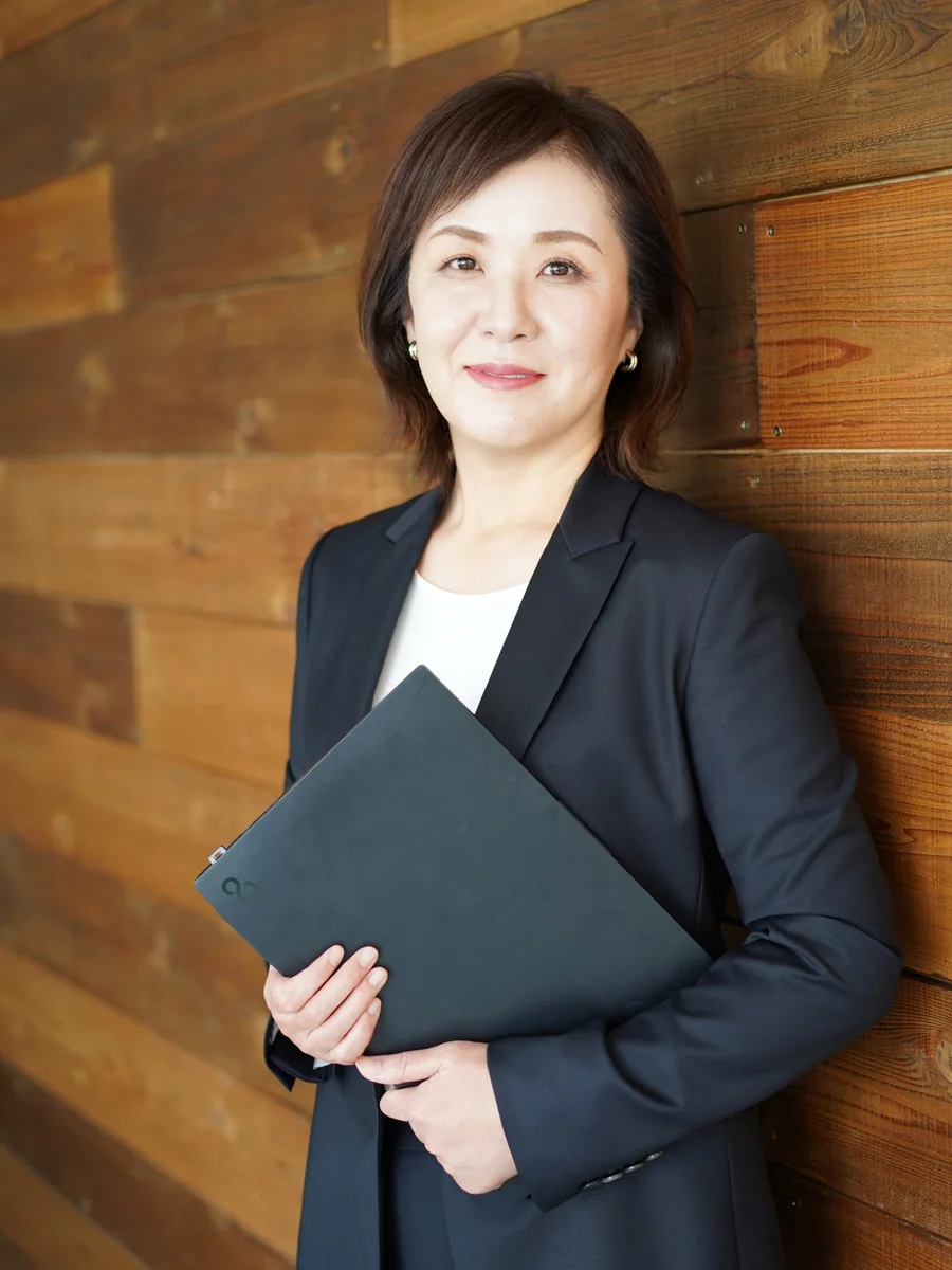 ノートPCを持つ代表税理士 井上あかねの写真